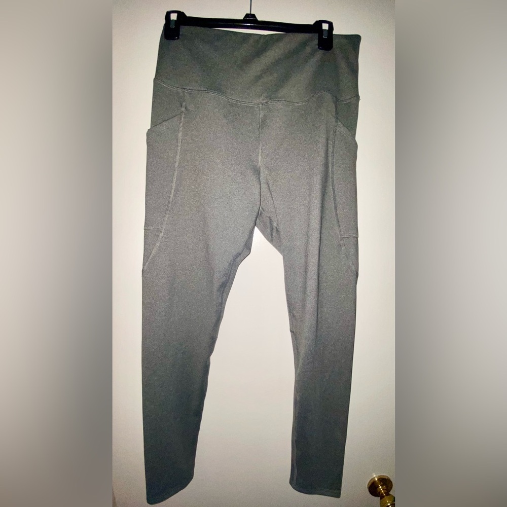 NWOT, gray leggings with pockets.